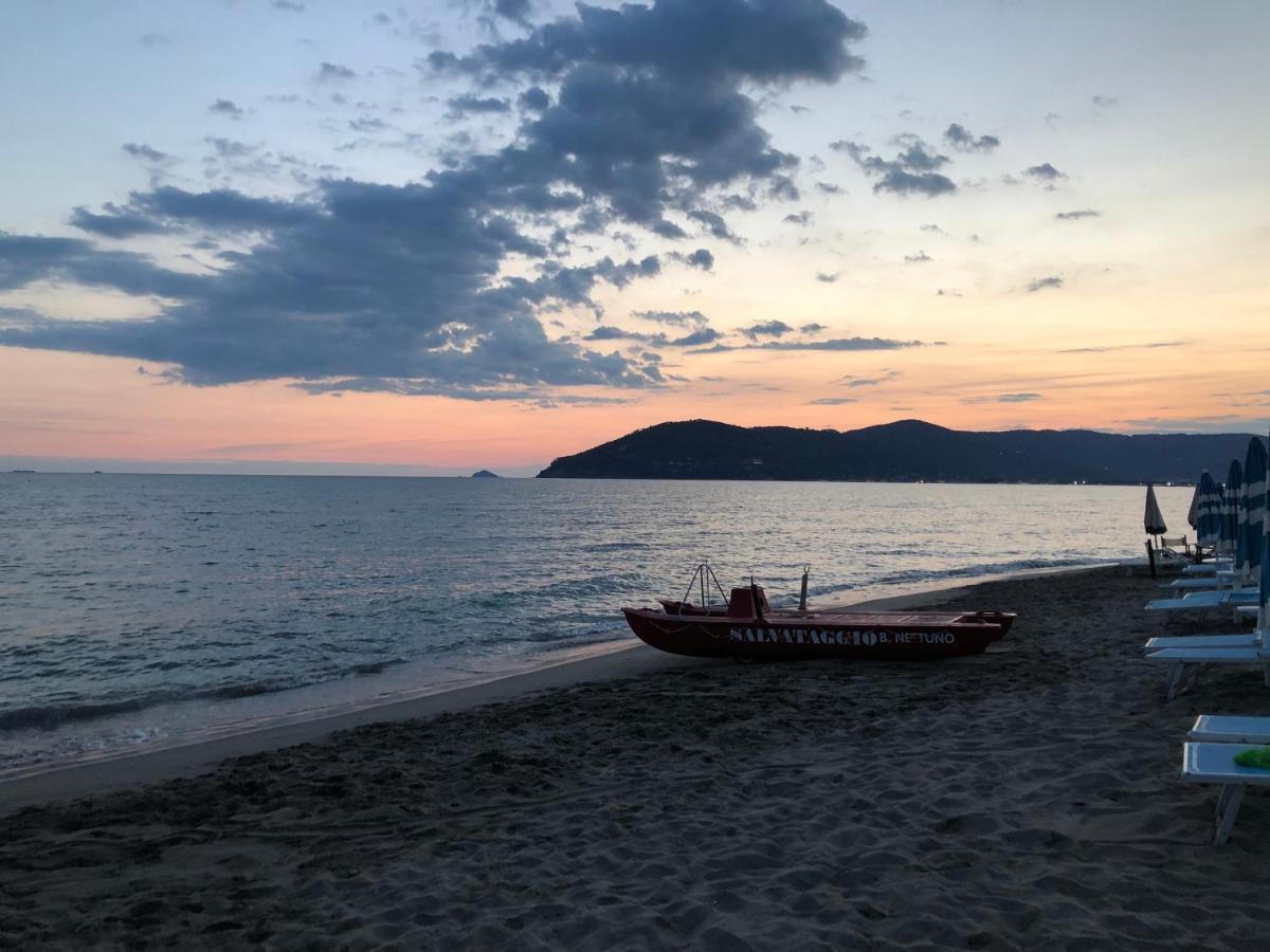 Brezza Marina Bed and Breakfast Marina Di Carrara Exteriör bild